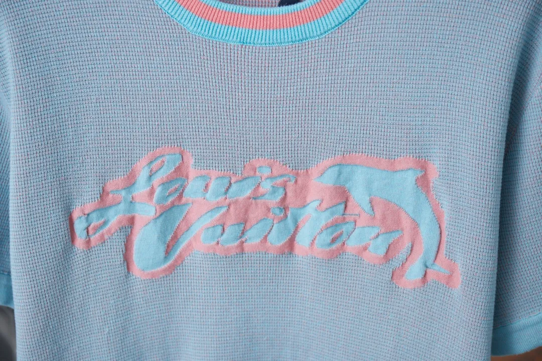 🅿️252 1V / Dolphin jacquard woolen short-sleeved shirt. This short-sleeved crew neck shirt is made of waffle plaid knitting to create a vibrant collision of bright colors, exuding a strong summer beach atmosphere. An intarsia 1V Dolphins logo on the chest nods to American neon signage, and a tonal striped ribbed collar completes the design.  14S fine-needle pure cotton jacquard short sleeves are made of high-quality pure cotton material and made with fine weaving technology. Pure cotton material not only has good sweat absorption and breathability, but also has a soft, breathable texture and is comfortable and close-fitting.  Imported jacquard machines are used to weave the pieces, and the jacquard effect is more delicate and realistic. The high-precision weaving technology of the jacquard machine enables precise control of every stitch and thread, thereby creating exquisite jacquard patterns. The wool's environmentally friendly color-fixing and dyeing technology has high color fastness and is not easy to fade; it is treated with soft washing technology and feels softer and more comfortable. S M L XL